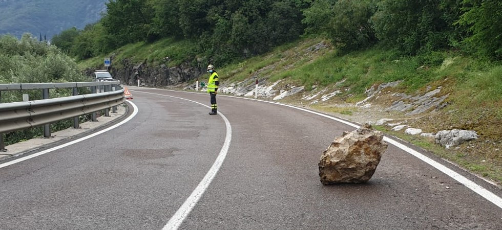 Grosso masso precipita in mezzo alla carreggiata: paura sulla “Maza” tra Nago e Bolognano